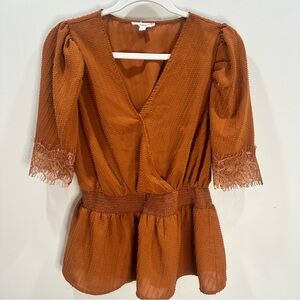 Women’s Rust Peplum Short Sleeve Blouse - Size Large – Lace Sleeve Detail